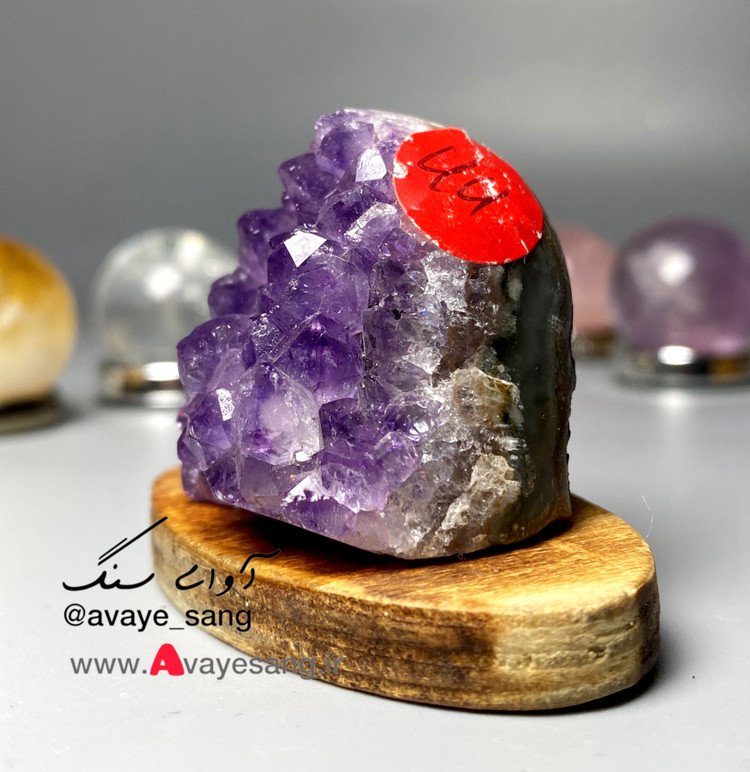سنگ راف آمیتیست رنگ بنفش حاشیه سفید
