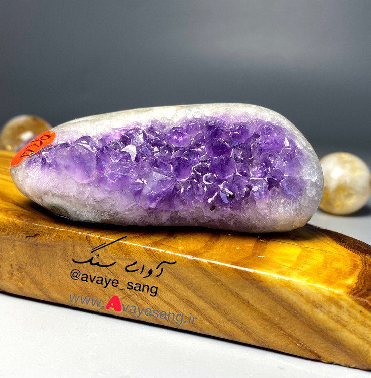 سنگ راف آمیتیس برزیل رنگ عالی بلورهای ریز فشرده حاشیه سفید ۹۷ گرمی