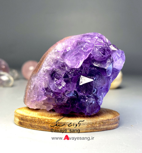 سنگ راف آمیتیس برزیل بلورهای درشت و بلند و بنفش پررنگ ۱۰۴ گرم