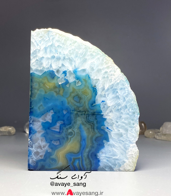 سنگ راف کوارتز عقیق برزیلی آبی ۸۱۸ گرمی تکی عقیق مرکز وکوارتز در حاشیه